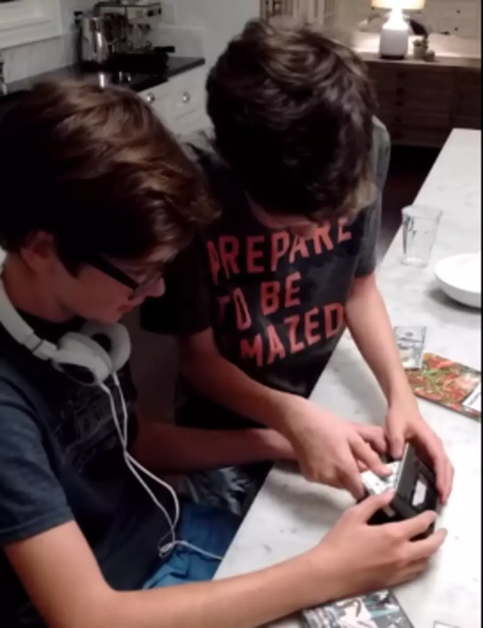 Kids Figure Out How To Use A Walkman For The Time [VIDEO]