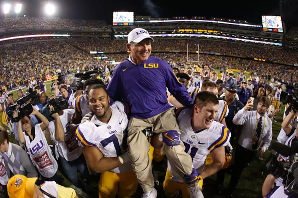LSU Football Players Award Les Miles The Game Ball After Win Over Texas A&#038;M [VIDEO]