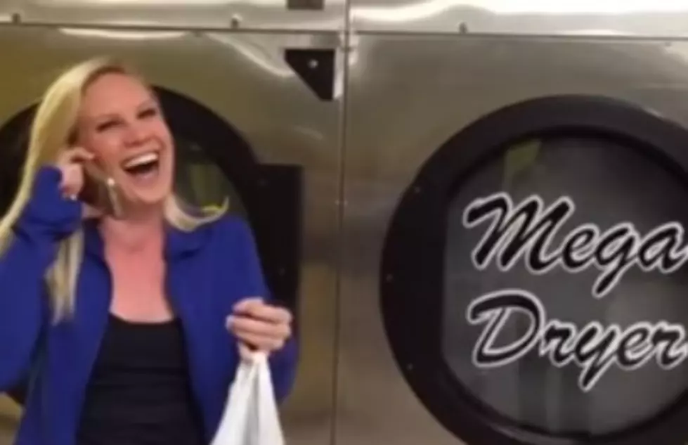 Elizabeth Goes To A Laundromat To Pick Powerball Numbers [VIDEO]