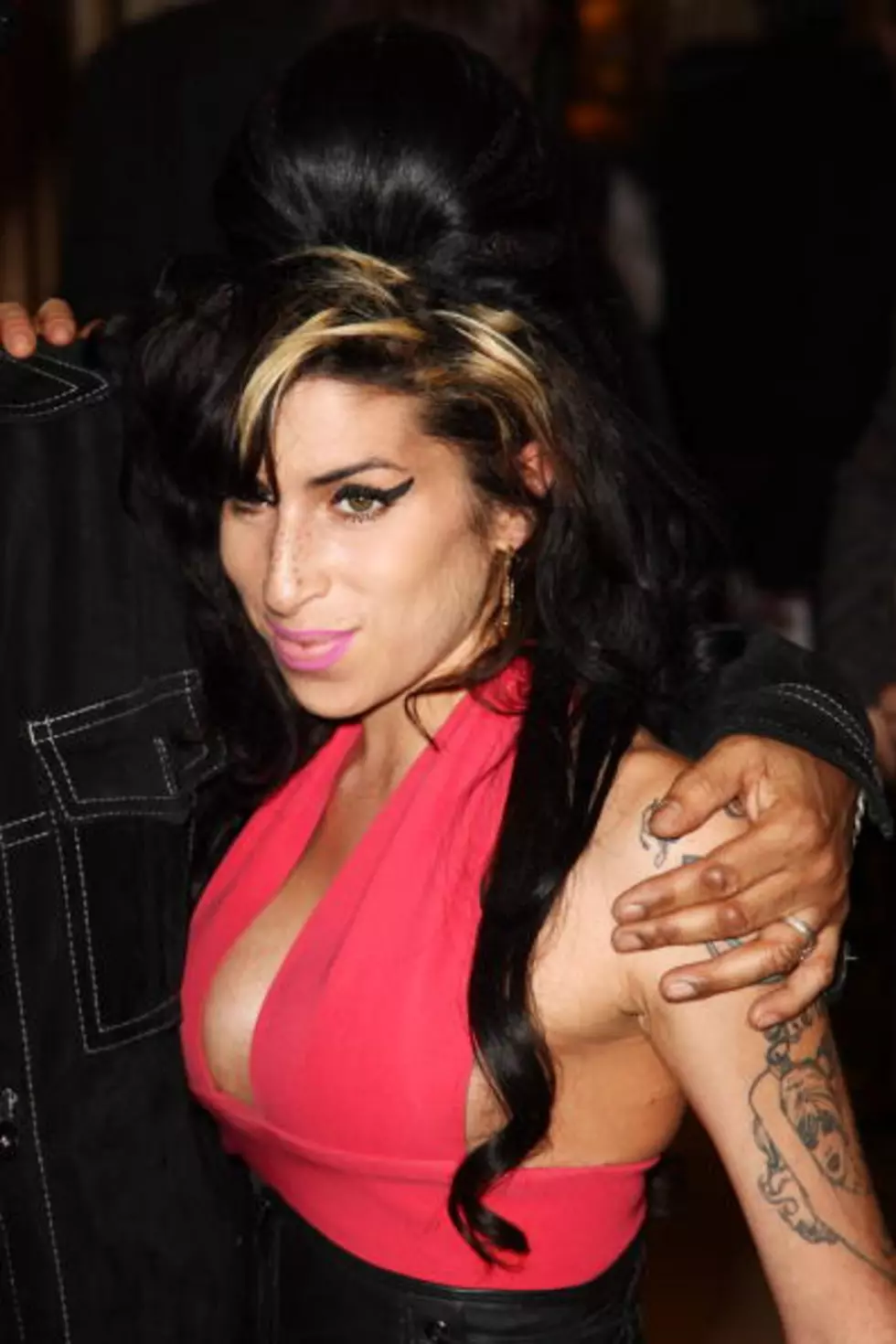 Amy Winehouse Died Of A Seizure, Dad Says