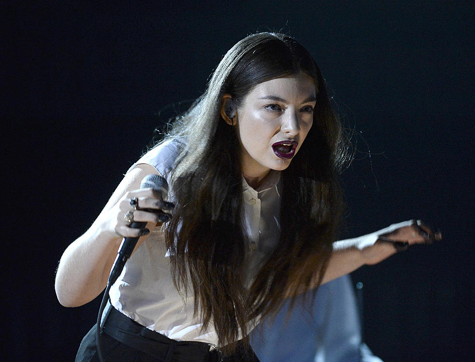 Lorde Breaks Out Some Weird Dance Moves for ‘Royals’ at 2014 Grammys [Video]
