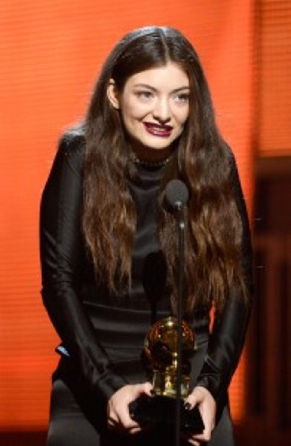 Lorde Breaks Out Some Weird Dance Moves for &#8216;Royals&#8217; at 2014 Grammys [Video]