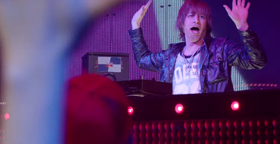 SNL Takes on EDM DJ’s with Andy Samberg on the 1’s and 2’s