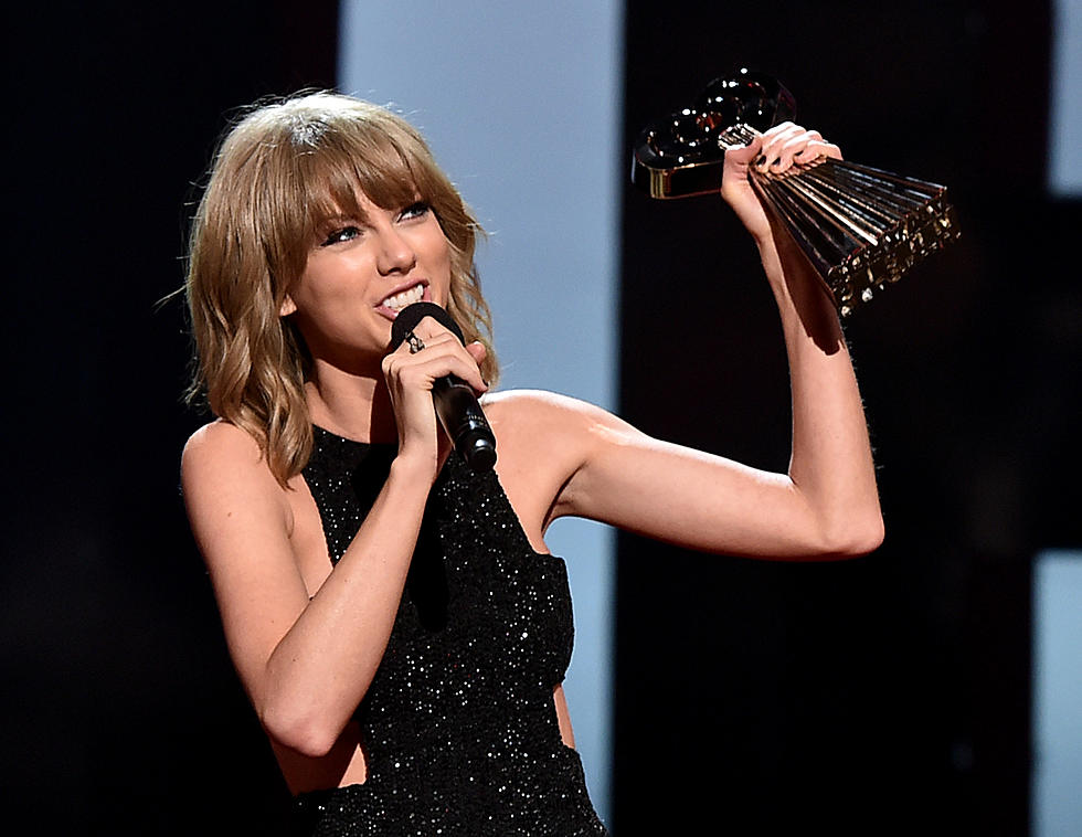 Taylor Swift Wins Big At 2015 iHeart Radio Music Awards