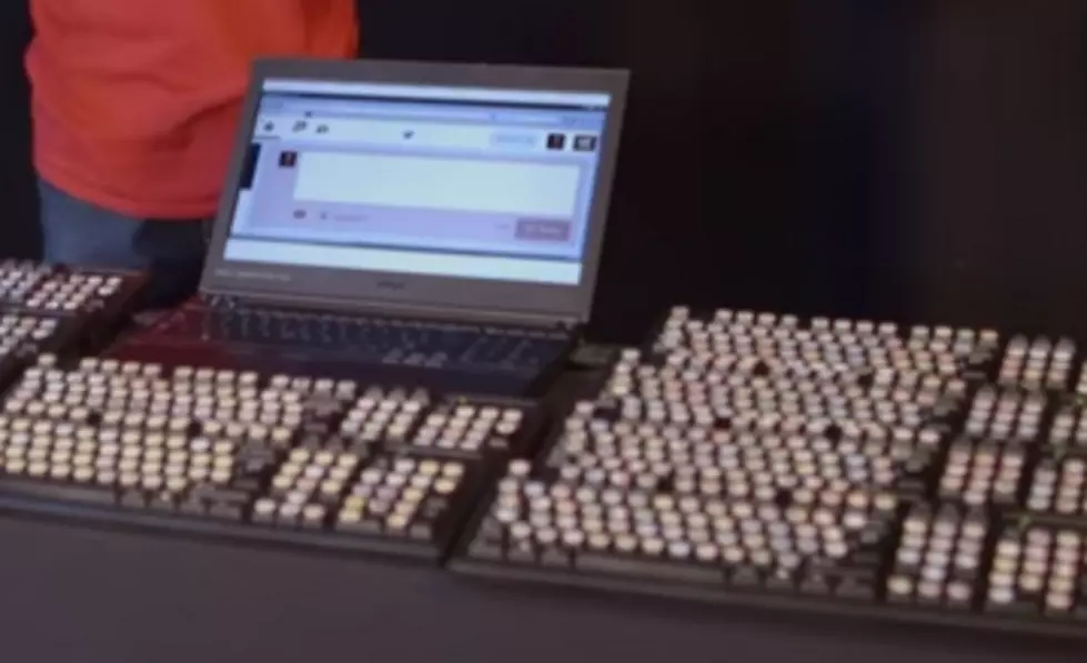 Check Out this Functional Keyboard With Over 1,000 Keys for Emojis [VIDEO]