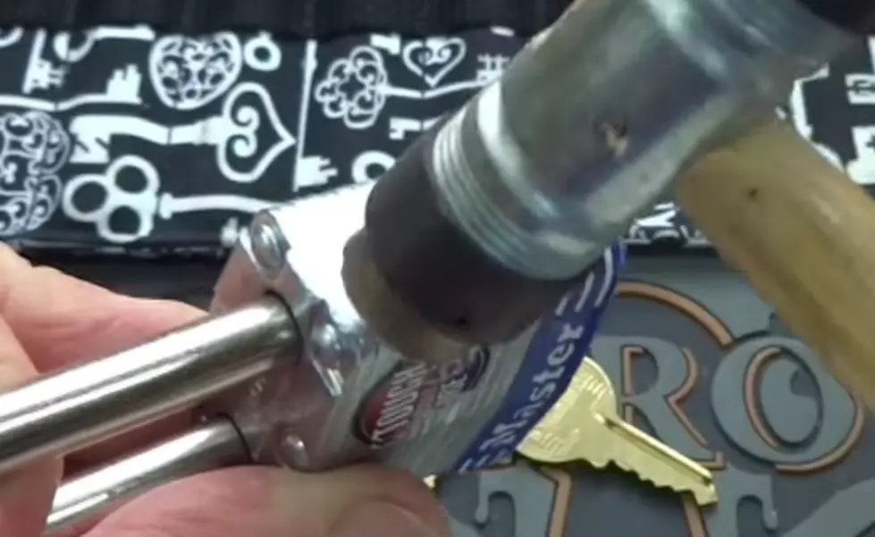 Watch as This Guy Breaks Into a Padlock with Ease [VIDEO]
