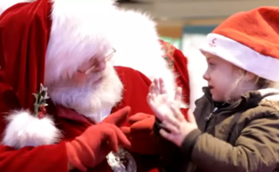 Mall Santa Uses Sign Language To Speak To a Little Girl [VIDEO]