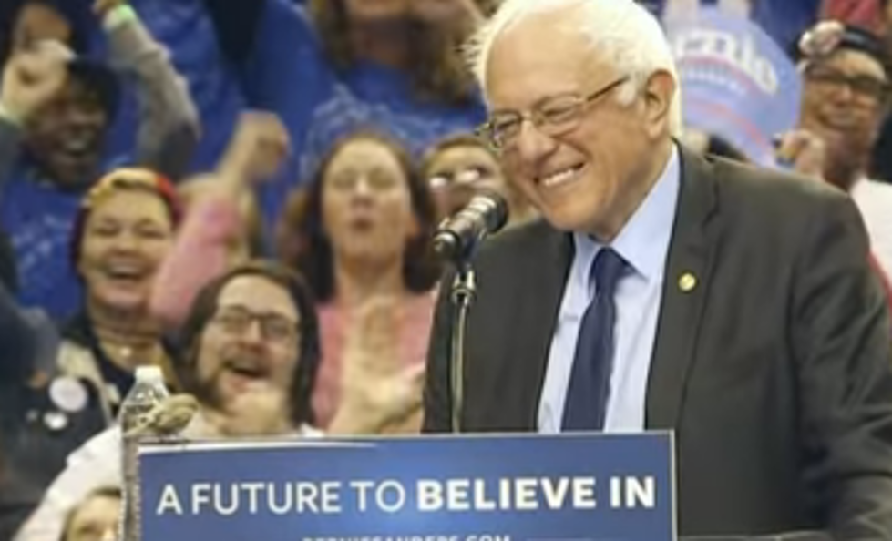 Bird Lands On Bernie Sanders’ Podium [VIDEO]
