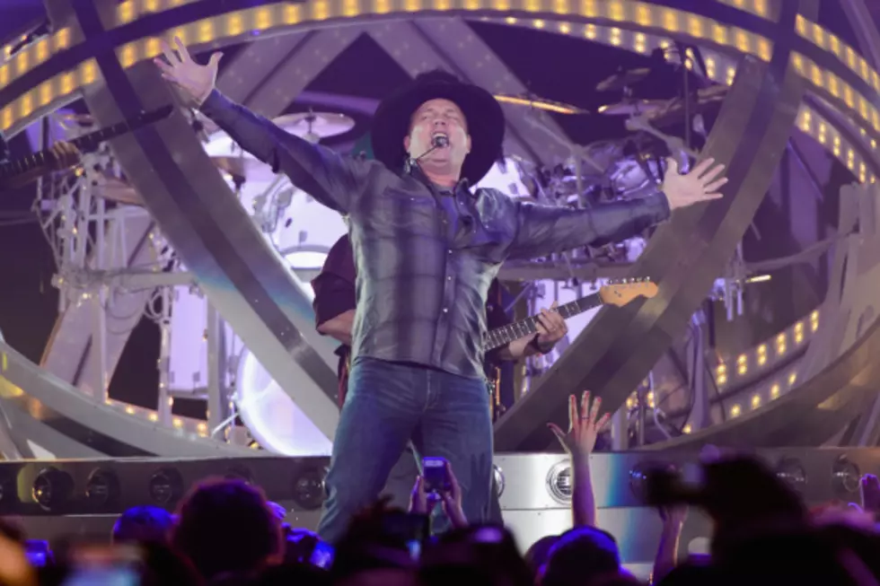 After Texas Couple Gets Engaged at a Garth Brooks Concert, Garth Offers to Pay For Their Honeymoon.