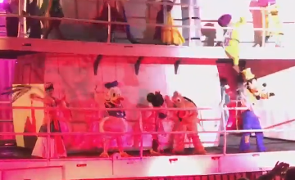 Dopey and Goofy Were Really Hurt During A Show At Disney World [VIDEO]