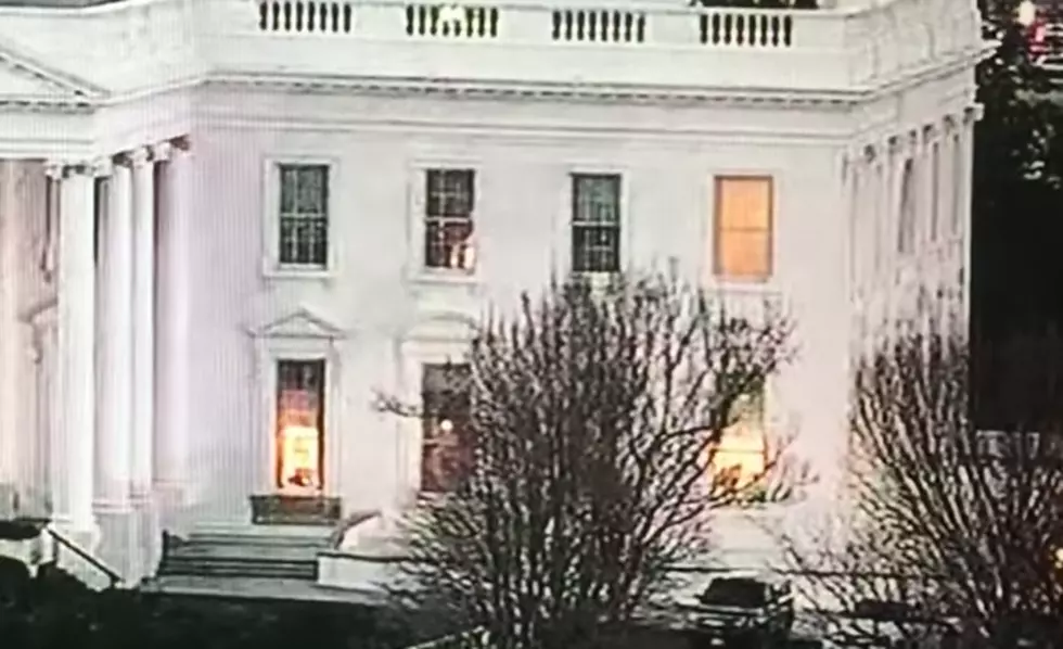 Donald Trump Flashes White House Bedroom Light After Request By FOX News [UPDATE]