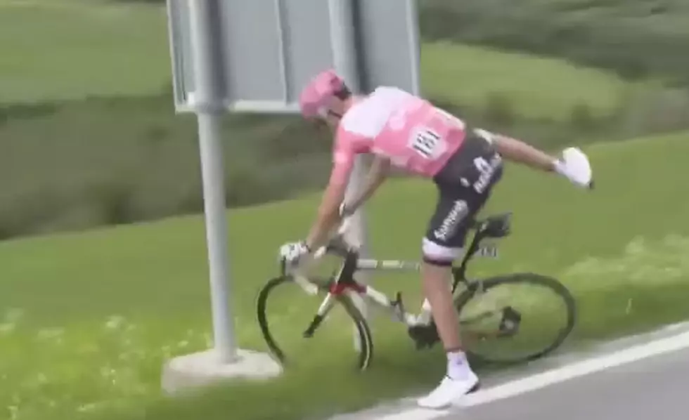 You Won’t Believe What This Cyclist Stopped to do in the Middle of a Race [WATCH]