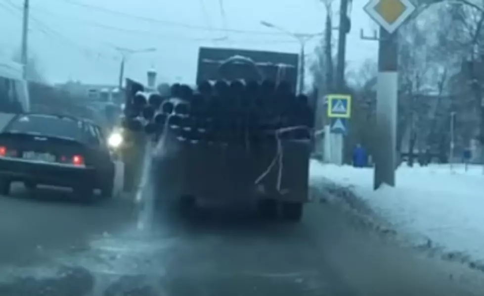 Load of Pipes Fall Out of a Moving Cargo Struck [VIDEO]