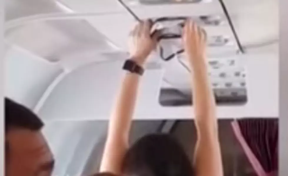 Woman on Plane Uses Overhead Air Vent to Dry Underwear [VIDEO]