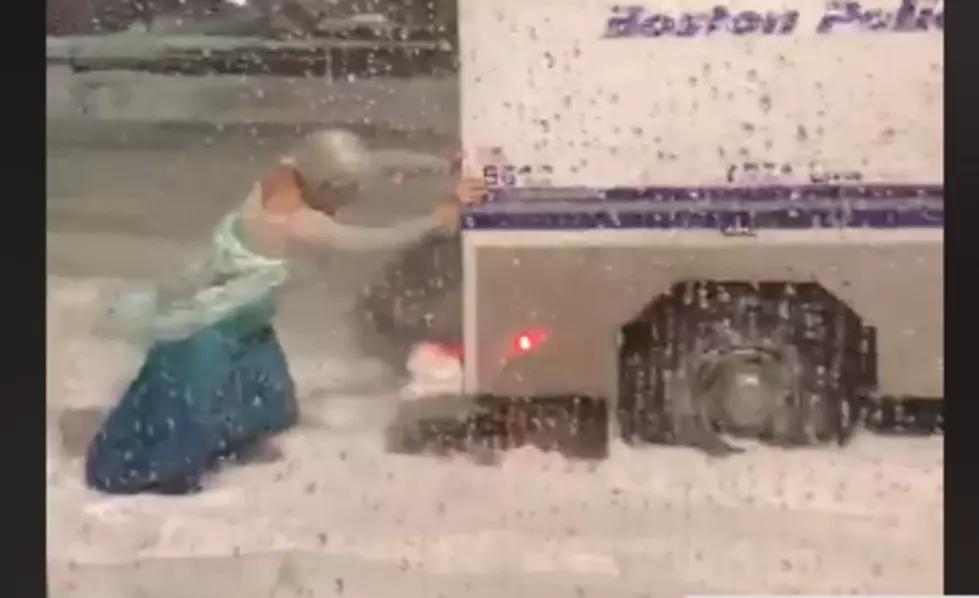 Man Dressed as Elsa Pushes Car in the Snow [VIDEO]