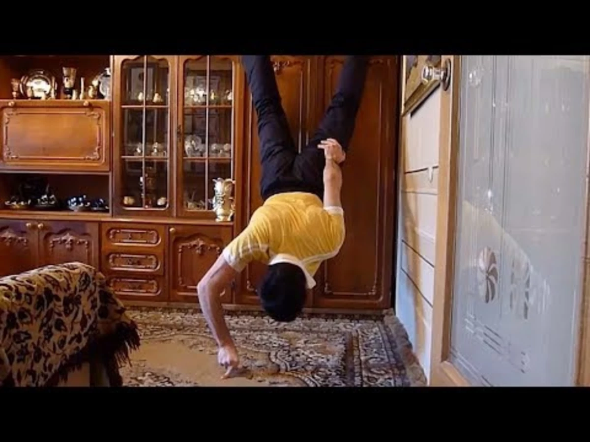 Guy Does Elevated PushUps Using Only Two Fingers VIDEO