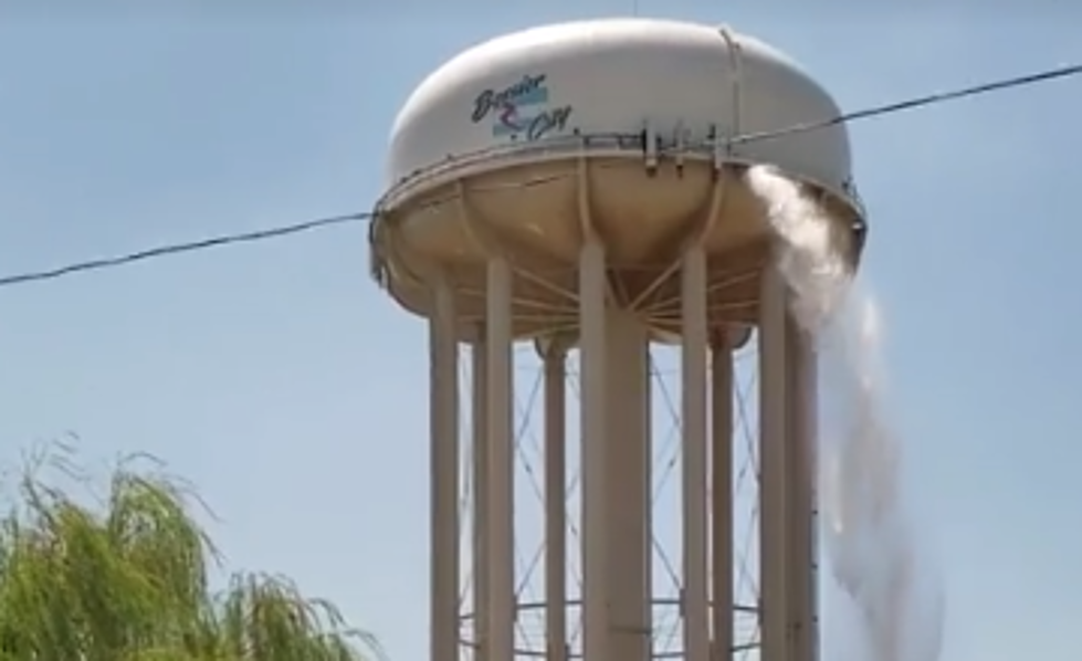 Bossier City Water Tower Erupts [VIDEO]