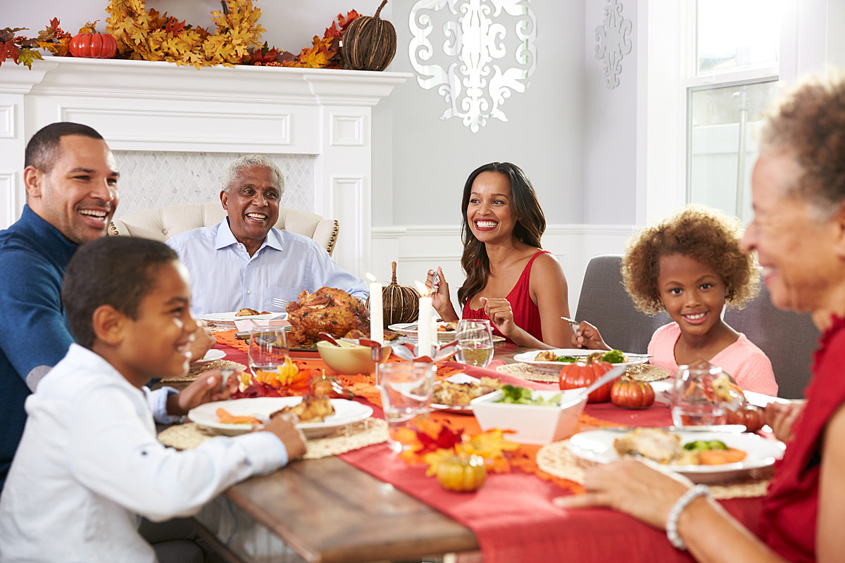 Gather their. Американская семья за столом. День Благодарения. День Благодарения семья. День Благодарения семья за столом.