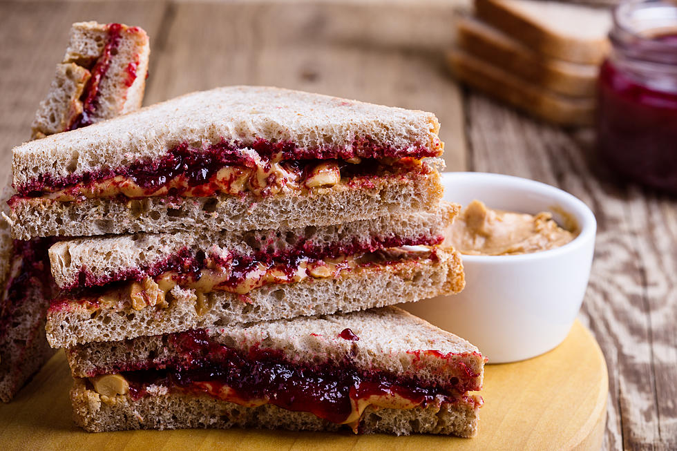 4-Year-Old Sings ‘All By Myself’ While Making Sandwich [VIDEO]