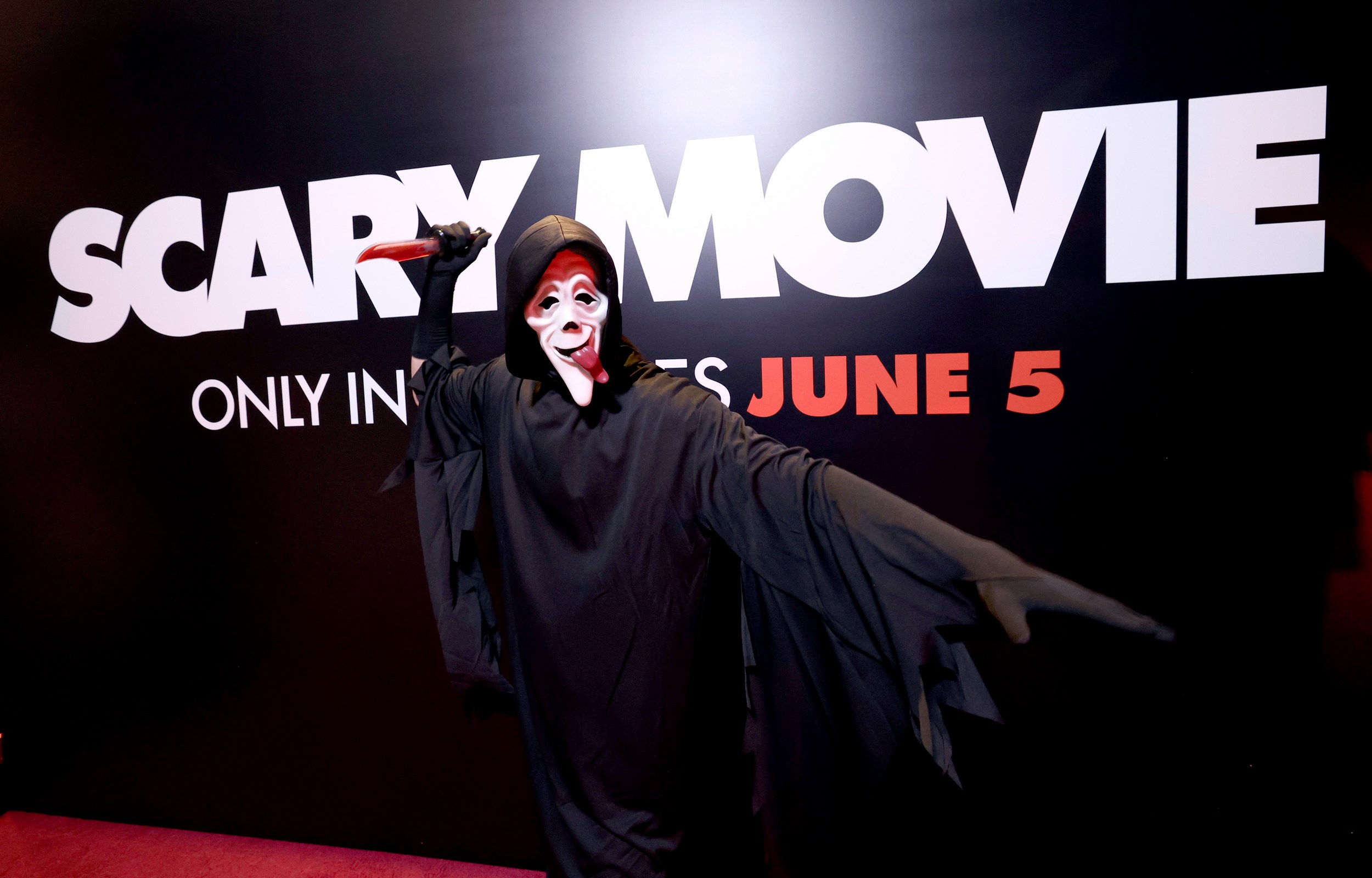 Yell “Wazzup!” at the Geek’d Con Scary Movie Reunion