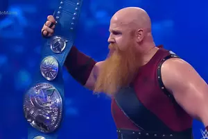 Top 5 Wrestling Belts to Get Signed by Former WWE Champions at Geek’d Con