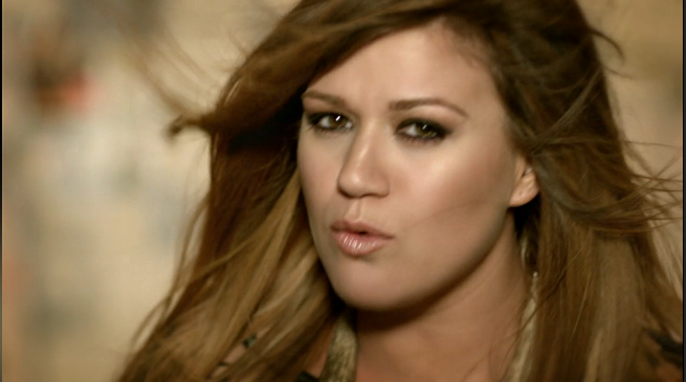 Sneak Peek At Video For Kelly Clarkson’s ‘Mr. Know It All’ [VIDEO]