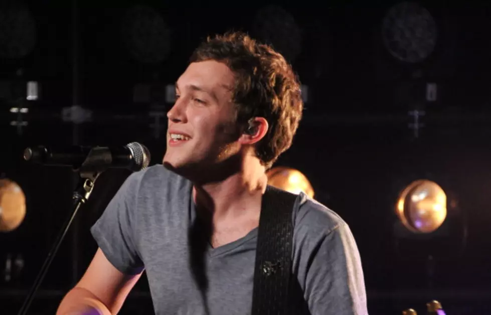 See Phillip Phillips Perform Acoustically in the Mix Lounge