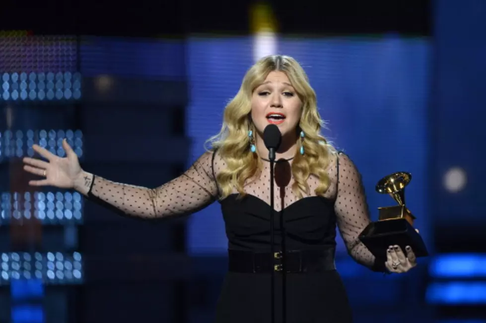 Kelly Clarkson Debuts New Song In Nashville [VIDEO]