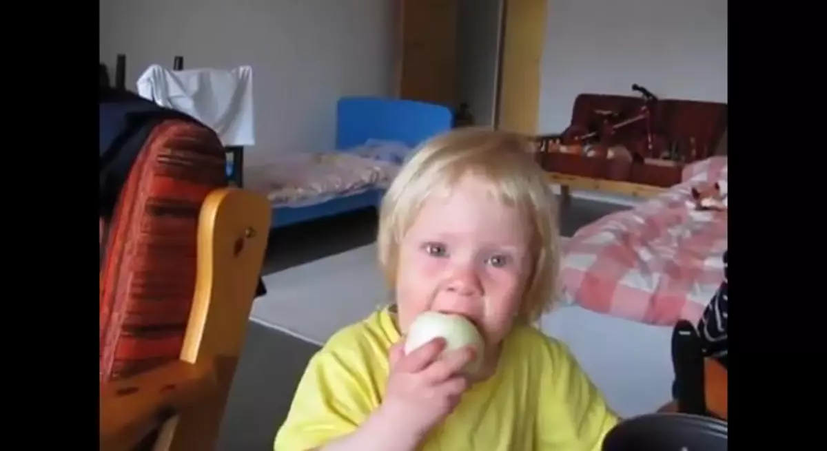 Little Girl Eating Raw Onions VIDEO