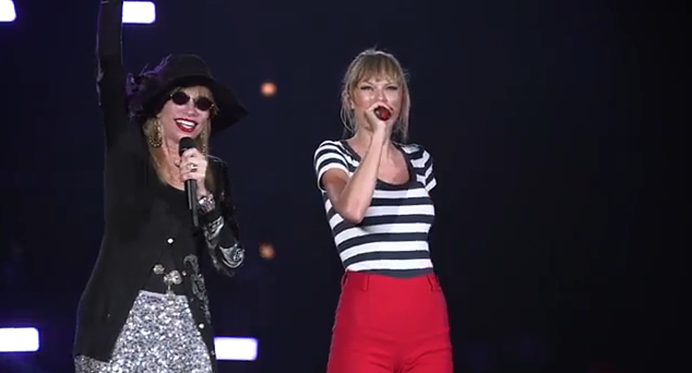 Taylor Swift Joined By The Legendary Carly Simon On Stage [VIDEO]