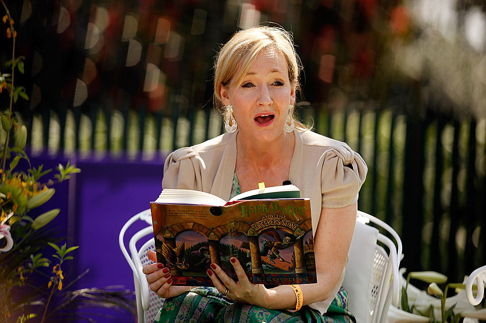 Read Harry Potter in the Gryffindor Common Room with Oyster [PHOTOS]