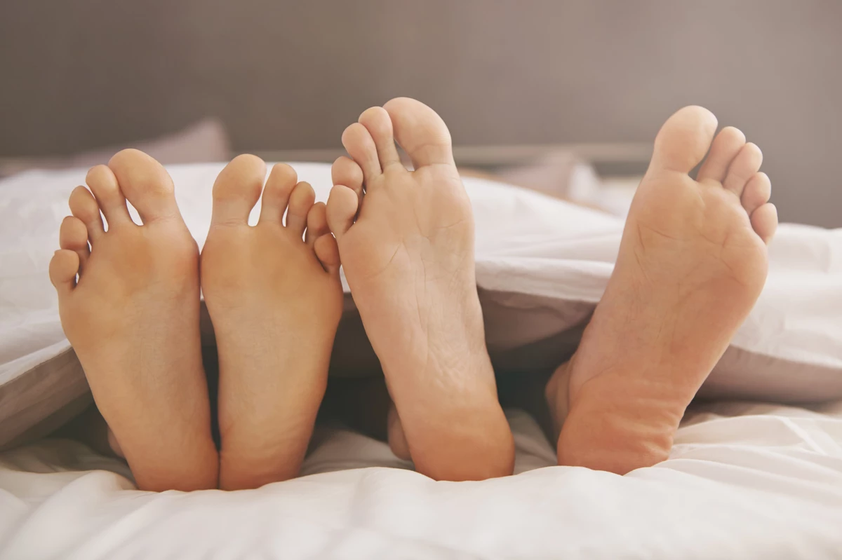 Couples feet. Ступни пары. Ноги влюбленных. Ступни в постели. Мужские ноги на кровати.