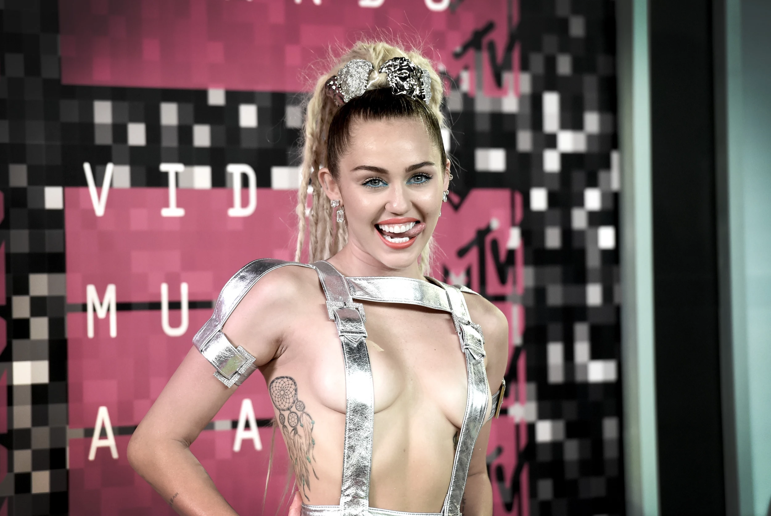 2500px x 1674px - Miley Cyrus Set to Perform Nude ... to a Nude Audience