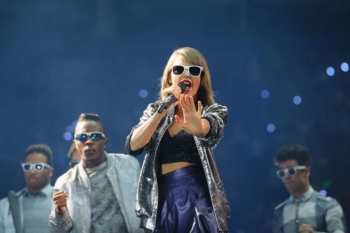 Meet Taylor Swift Backstage In Arlington