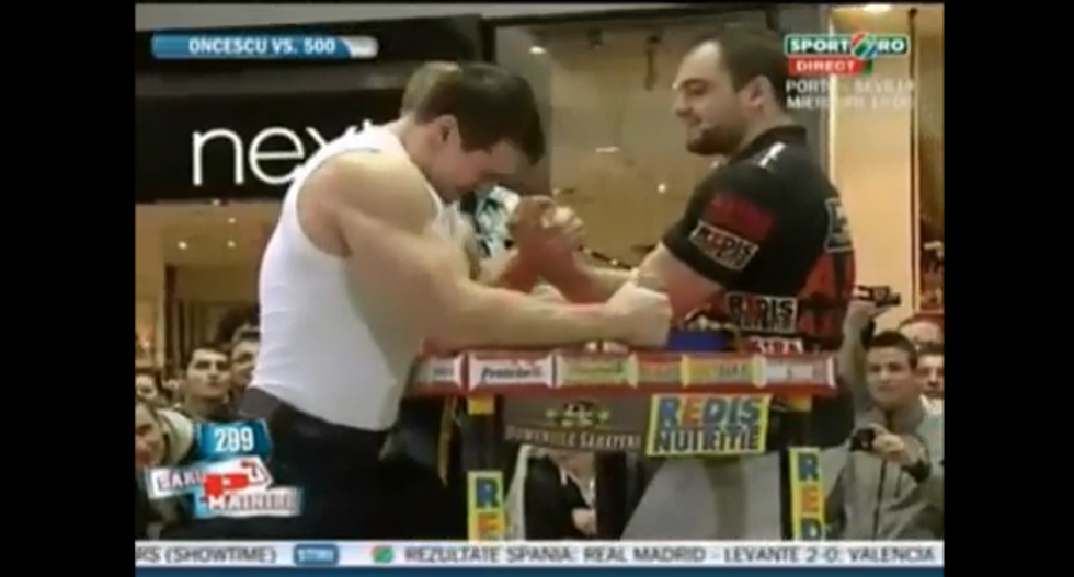 Professional Arm Wrestler Beats Professional Bodybuilder [VIDEO]