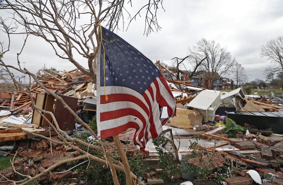 Техасский смерч. Торнадо в Техасе 2023. Смерч в Техасе. Торнадо в Далласе. Торнадо флаг США.