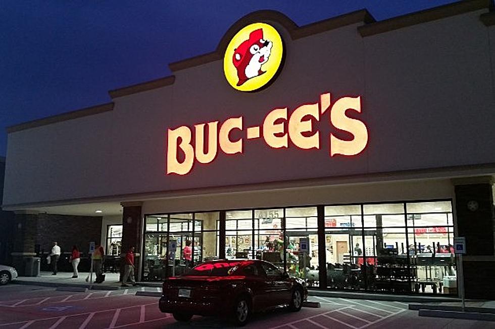 It's a Texas Thang - Ladies take Prom Pictues at Buc-ee's