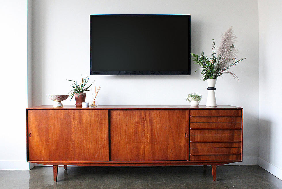Those Flat-Screen TV’s Need Cleaning, Too. Here’s The Best Way.