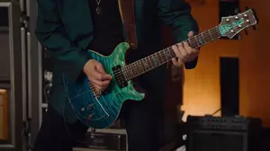 [WATCH] How&#8217;d Ya Like Carlos Santana to Teach You to Play Guitar?