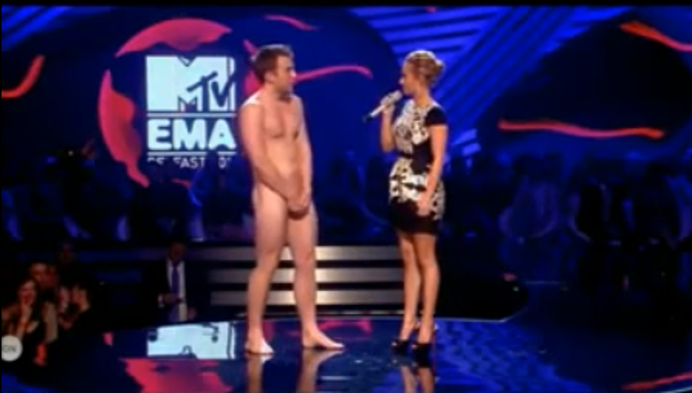 A Streaker Upstages Hayden Panettiere at the MTV EMAs [VIDEO]