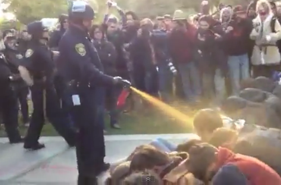 Police Pepper Spraying and Arresting “Occupy” Students at UC Davis [VIDEO]