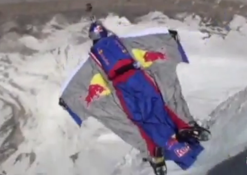 A Base Jumper in a Wingsuit Set a New Record by Jumping from the Top of the Himalayas [VIDEO]