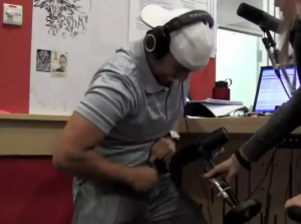 Craziest World Record Ever? Guy Zips &#038; Unzips His Pants 204 Times in 30 Seconds