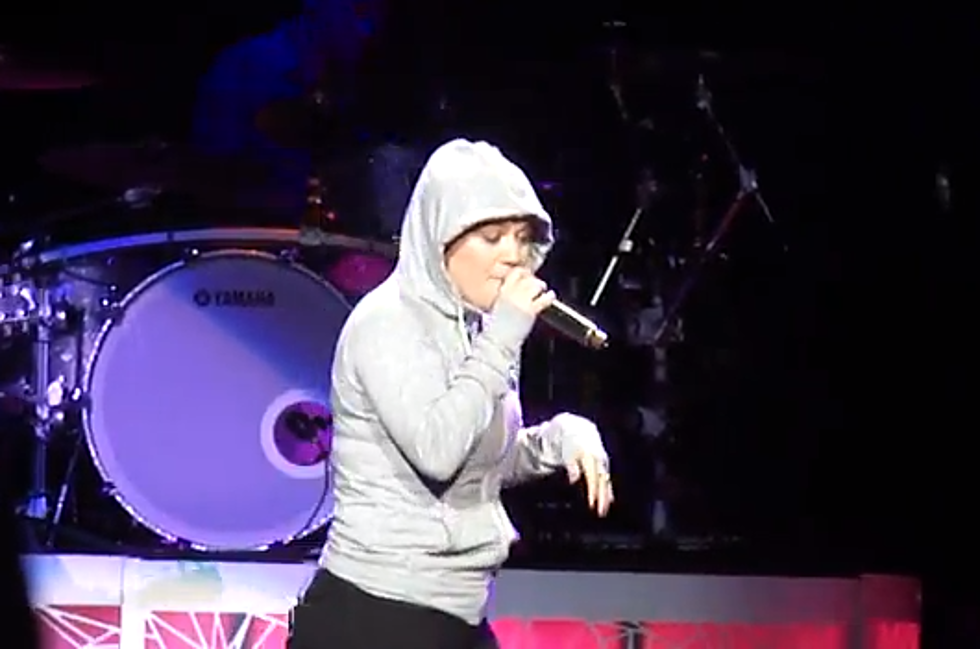 Kelly Clarkson Covers Eminem&#8217;s &#8216;Lose Yourself&#8217; in Detroit [VIDEO]