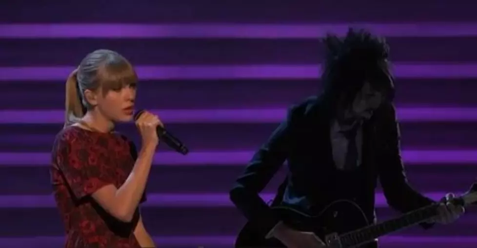 Taylor Swift Reveals New Track &#8220;Ronan&#8221; at the Stand Up To Cancer Benefit [VIDEO]