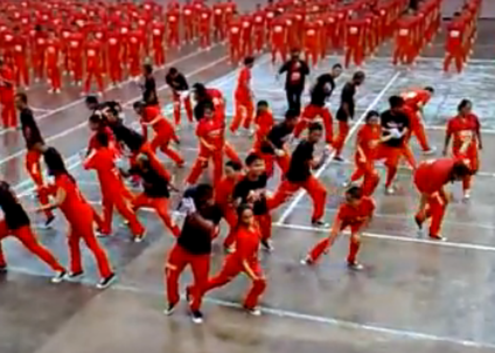 Hundreds of Filipino Prisoners Do The “Gangnam Style” in the Rain [VIDEO]