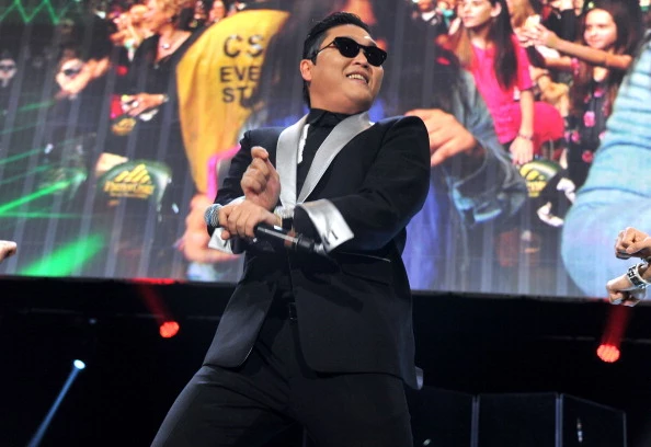 Video: Tommy Lasorda takes in PSY (Gangnam Style