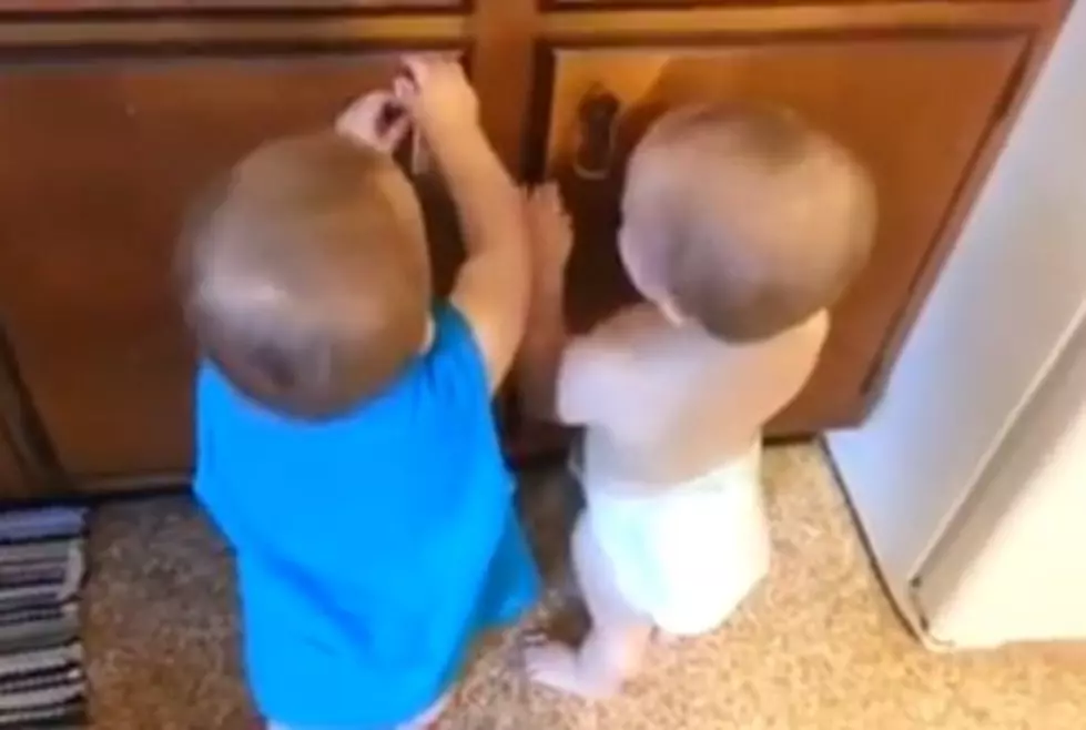 Your Feel Good Video Of The Day: Baby Twins And Rubber Bands [VIDEO]