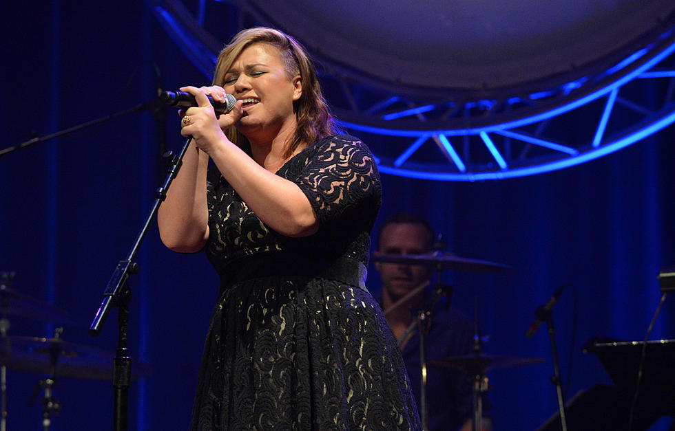Kelly Clarkson Stopped Her Show To Hold a Baby [VIDEO]