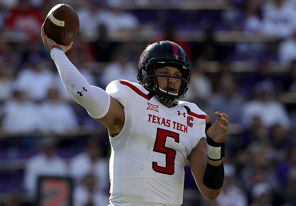 Watch Patrick Mahomes Make an Incredible 25-Yard No-Look Pass